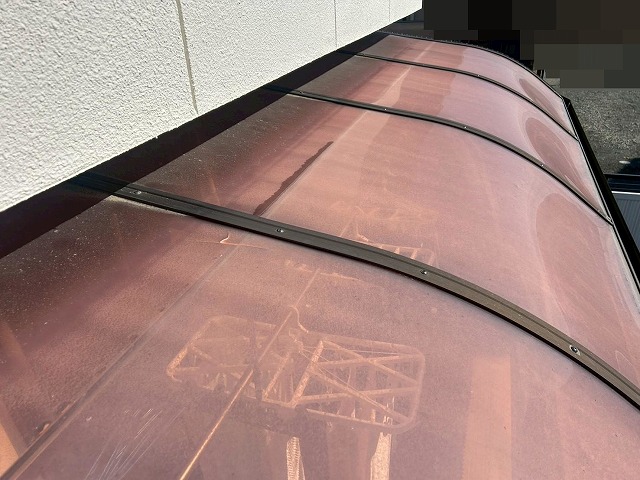 南アルプス市でアクリルパネルのテラス屋根の経年劣化を調査する様子