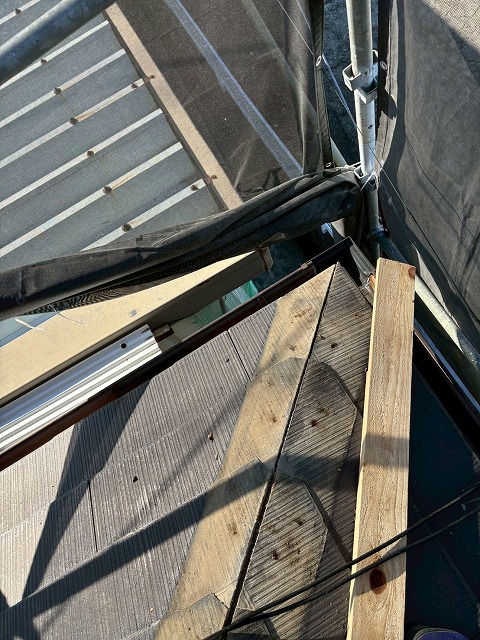 南アルプス市で腐食している下屋根の貫板を交換する様子（棟板金交換）