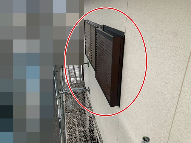 南アルプス市で付帯部（雨戸戸袋のアルミ枠）に高圧洗浄を行う様子