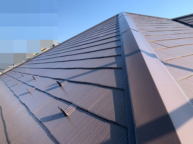 南アルプス市でコロニアル屋根に中塗り・上塗り（ファインパーフェクトベスト）を行う様子