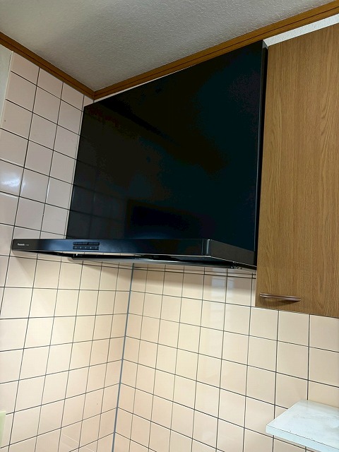 南アルプス市でキッチンのレンジフード（換気扇・換気フード）を交換する様子