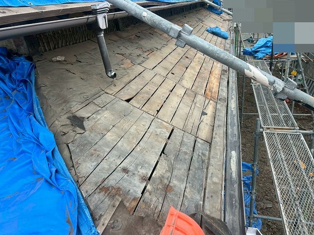 南アルプス市で土葺き瓦屋根の葺き替え工事の様子（下葺き材の撤去）