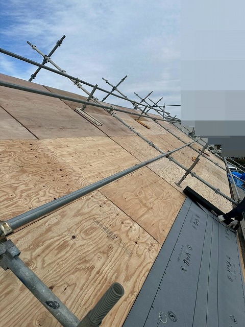 南アルプス市で屋根葺き替えの際に野地板にコンパネ（構造用合板）・ルーフィングを設置する様子