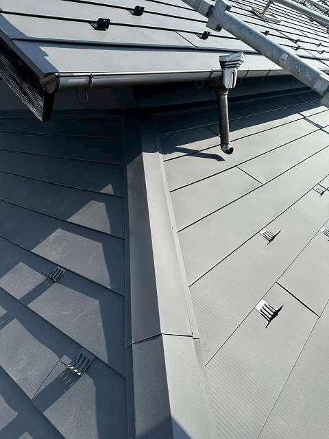 南アルプス市で下屋根の屋根葺き替え工事の際に貫板（木材）・棟板金（SGL鋼板）を設置する様子