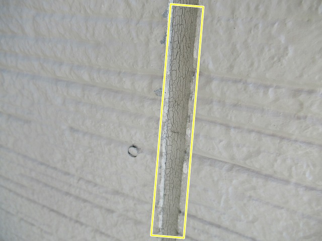 甲府市でサイディング外壁のシーリング（コーキング）がひび割れている様子