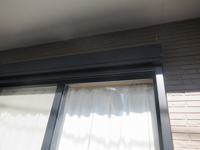 甲府市でシャッターBOXの塗膜が劣化し、色あせ（退色）している様子