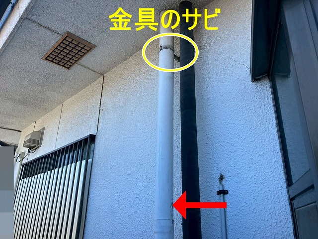 笛吹市で雨樋（竪樋）の塗膜が剥がれている様子