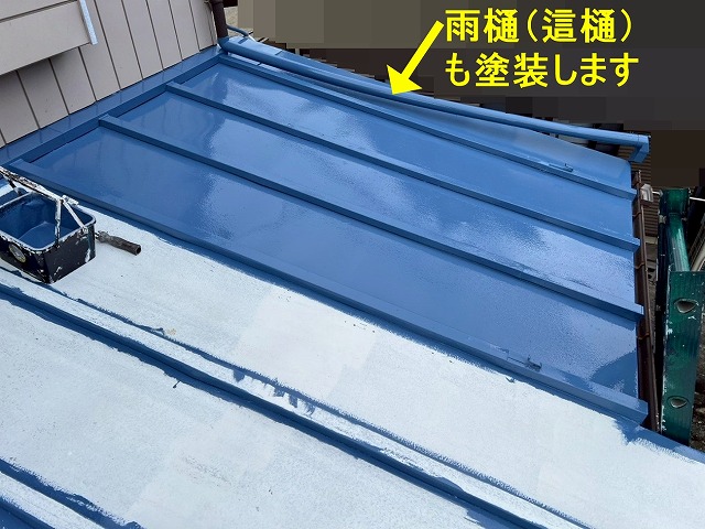 大月市で金属屋根(トタン屋根)にサーモアイSiを使用して中塗りを行う様子