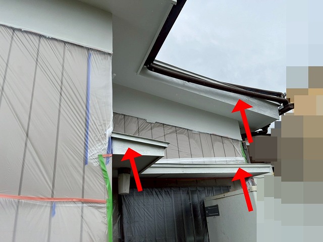 大月市で木材(木部)の付帯部で養生・下塗りを行う様子