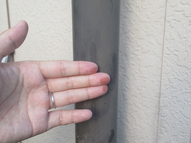 都留市で雨樋にチョーキング現象が起こっている様子