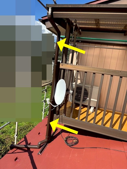 都留市で屋根カバー工法の際に雨樋（軒樋・竪樋）交換を行う様子