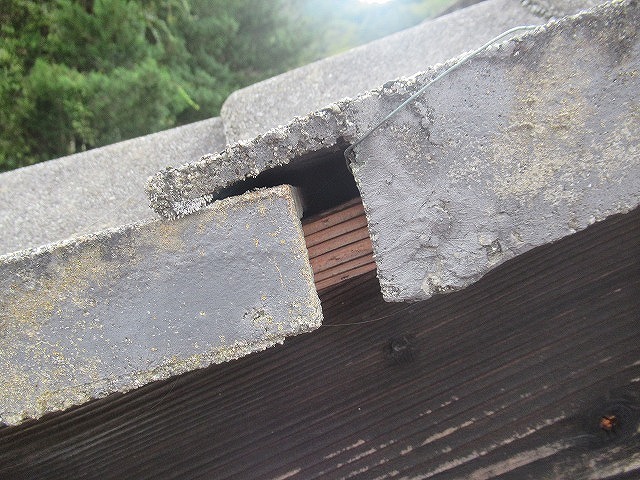 山梨市で屋根の瓦がずれて隙間が来ている様子