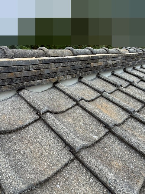 山梨市で崩壊した棟瓦の積み直し工事（シルガード使用）を行う様子