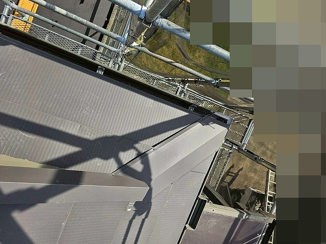 西八代郡市川三郷町でスレート屋根からSGL鋼板（ニクスカラープロ）の葺き替え工事ビフォーアフター（ケラバ板金）