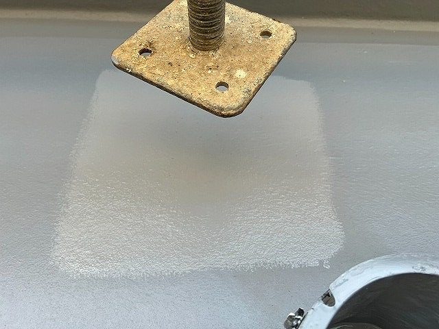 西八代郡市川三郷町でベランダ防水（バルコニー防水）にトップコートを塗布する様子