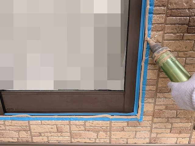 西八代郡市川三郷町で窓・サッシ廻りにコーキングを充填する様子（増し打ち工事）