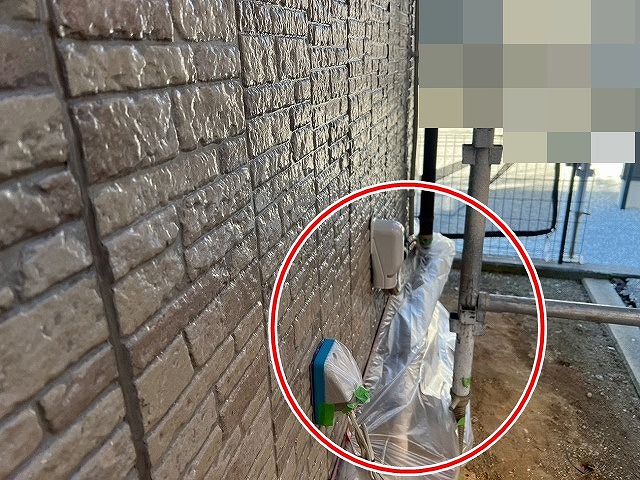 西八代郡市川三郷町でクリヤー塗装（ロイヤルセラクリヤー）の前に養生をかける様子