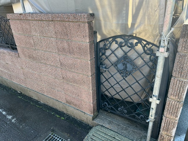 中巨摩郡昭和町で黒ずみの目だつ玄関前の塀（擁壁）の高圧洗浄を行う様子