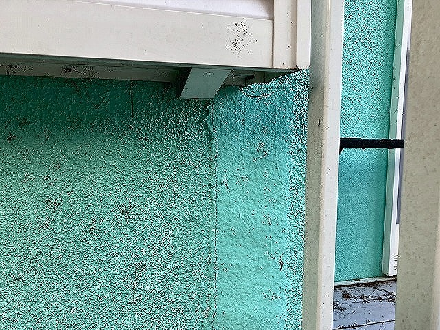 南都留郡鳴沢村でモルタル外壁がひび割れ（クラック）ている様子