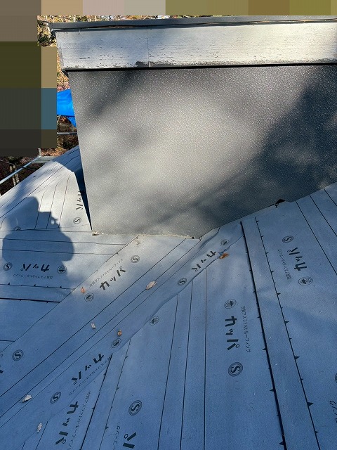 南都留郡鳴沢村でアスファルトシングル屋根にカバー工法を行う様子（ルーフィング設置）