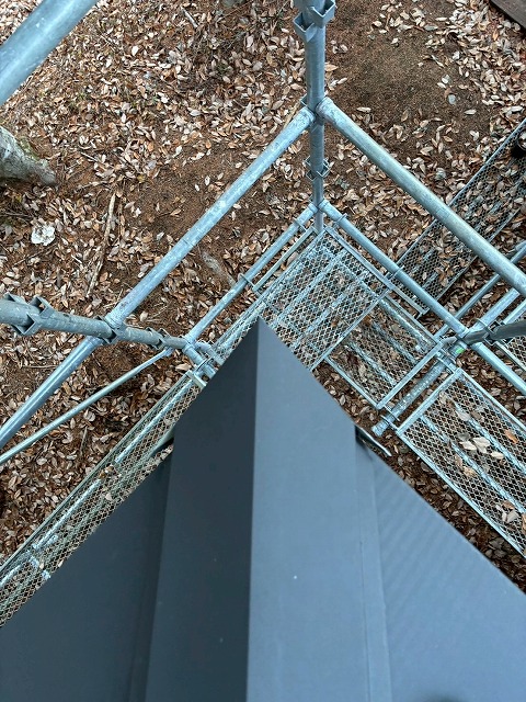 南都留郡鳴沢村で屋根カバー工法の際に板金を設置する様子（片流れ・寄棟・切妻の複合屋根）