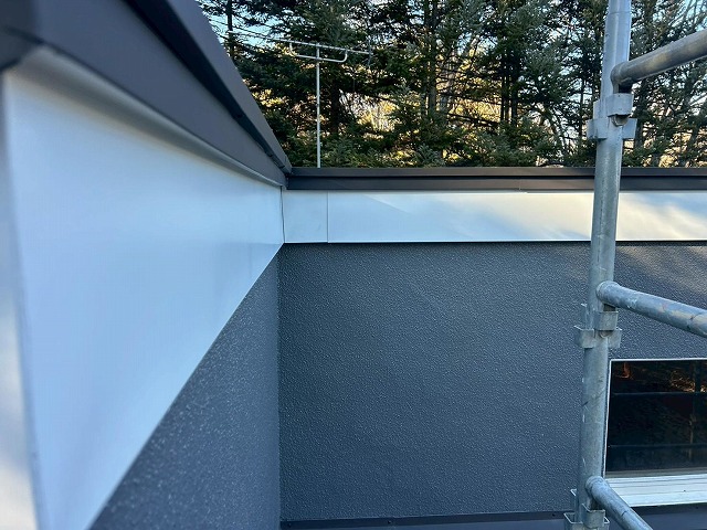 南都留郡鳴沢村で木材（木部）の鼻隠しに板金巻き工事を行う様子（ガルバリウム鋼板使用）