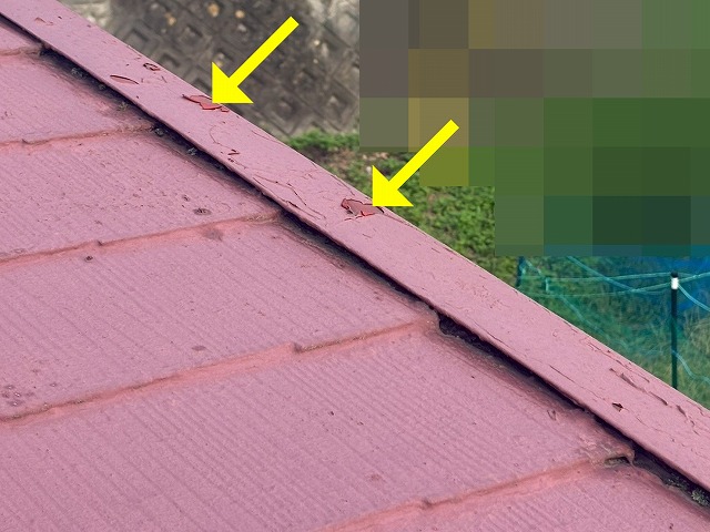 都留市でスレート屋根の塗膜が剥がれている様子