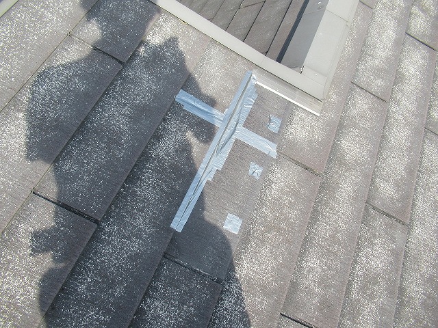 西八代郡市川三郷町で破損したコロニアル屋根に応急処置（防水テープ）をする様子