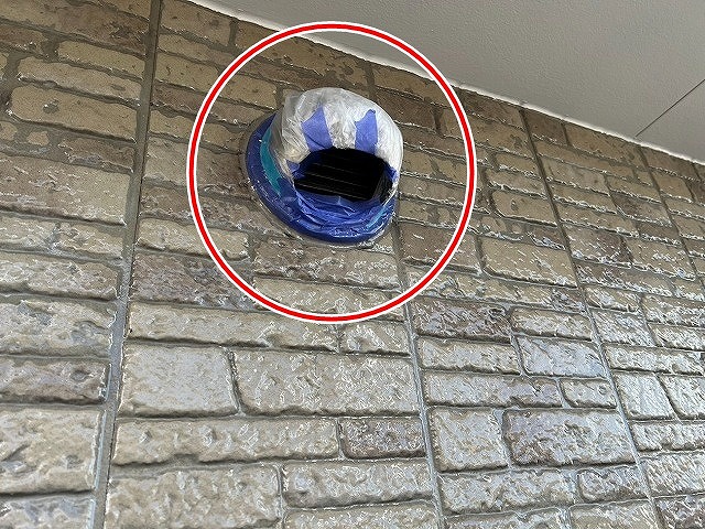 西八代郡市川三郷町でクリヤー塗装（ロイヤルセラクリヤー）の前に養生をかける様子