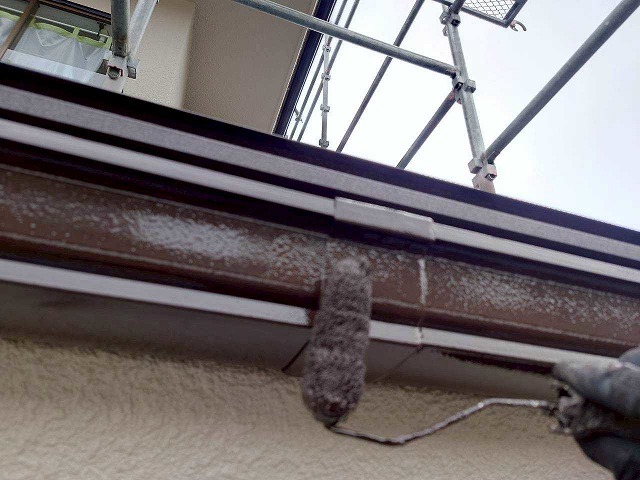 笛吹市で色あせた雨樋（軒樋）に高圧洗浄・目粗し・シリコン塗装を行い、経年劣化を予防する様子