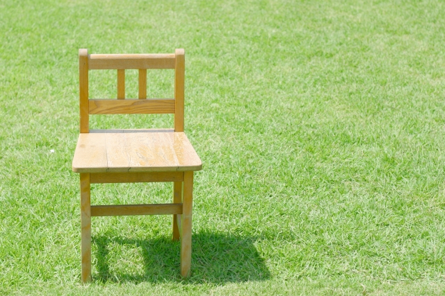 写真AC　芝生に置かれた椅子