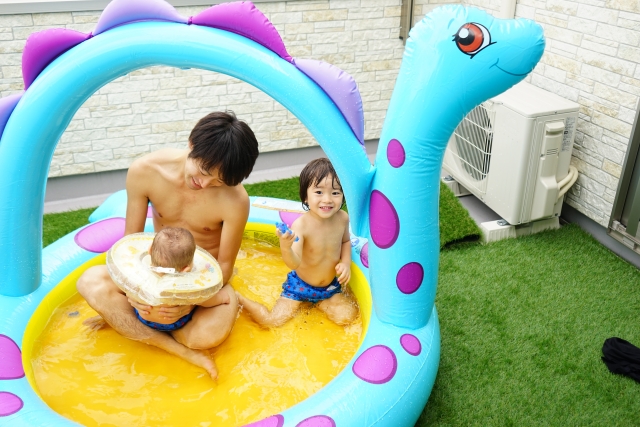 写真AC　水浴びをする親子　人工芝