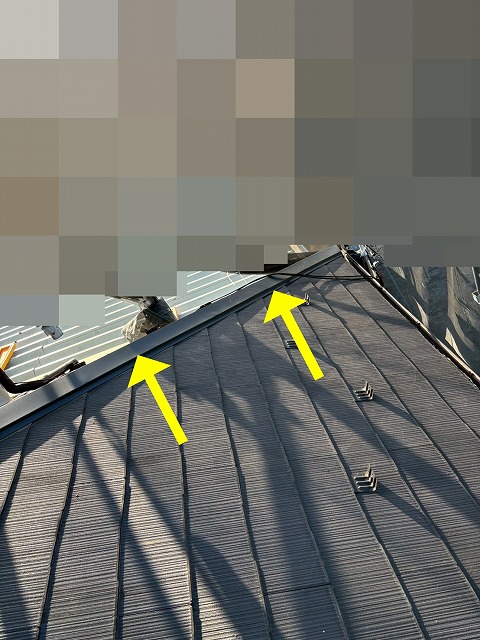 南アルプス市で下屋根の棟板金を交換する様子（外壁との継ぎ目はシーリング処理）