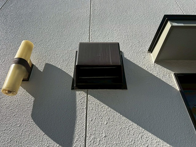 南アルプス市でキッチンのレンジフード（換気扇・換気フード）を交換する様子