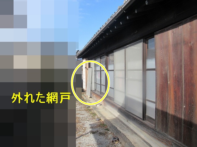 南アルプス市で網戸が外れている様子