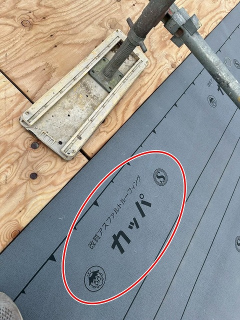 南アルプス市で屋根葺き替えの際に野地板にコンパネ（構造用合板）・ルーフィングを設置する様子