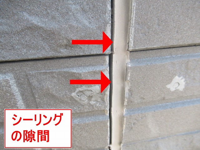 甲府市でサイディング外壁とシーリング（コーキング）に隙間ができている様子