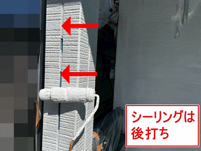 甲府市で外壁をシーラーで下塗りする様子（シーリングは後打ち）