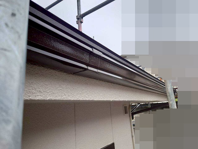 笛吹市で色あせた雨樋（軒樋）に高圧洗浄・目粗し・シリコン塗装を行い、経年劣化を予防する様子