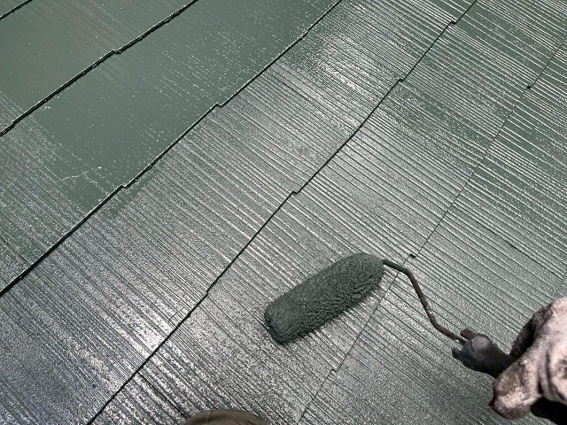 屋根塗装の作業中