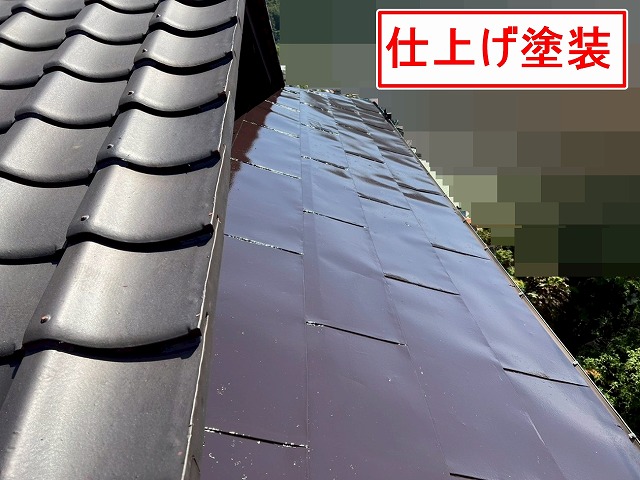 甲府市でトタン屋根塗装の際に中塗り・上塗りでシリコン塗料を塗装する様子