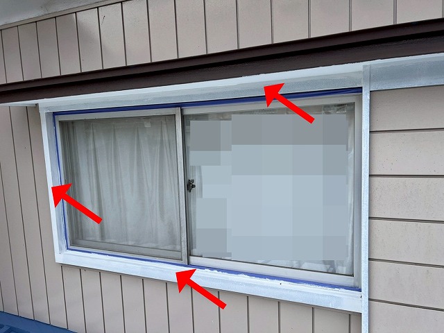 大月市で木材(木部)の付帯部で養生・下塗りを行う様子