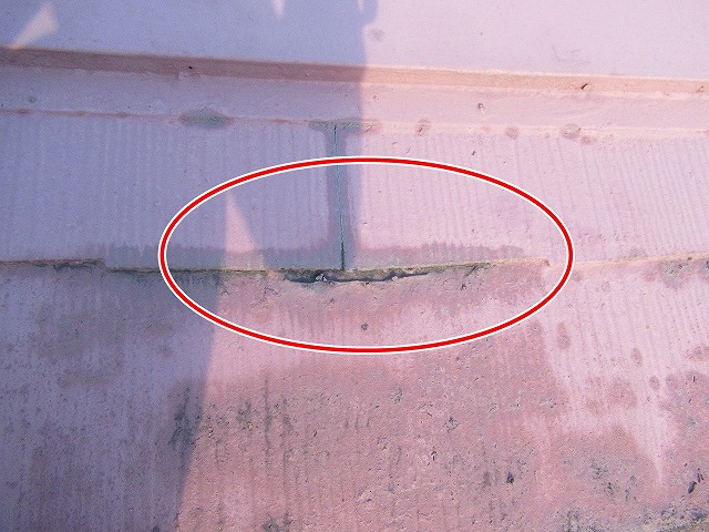 都留市でスレート屋根にひび割れが起こっている様子