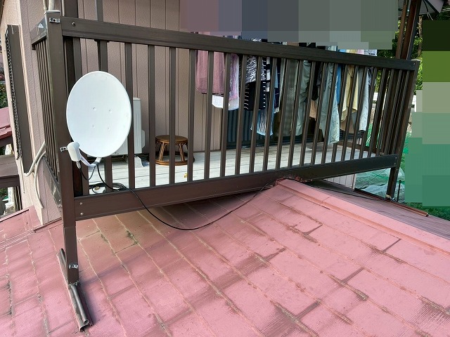 都留市で下屋根（ベランダ周辺）に粘着層付の改質アスファルトルーフィングを設置する様子