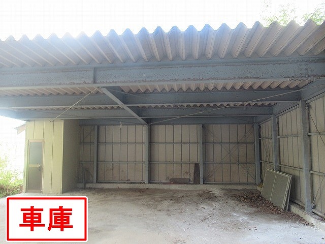 山梨市で車庫の折板屋根の塗膜が剥がれて結露が発生しやすい状態