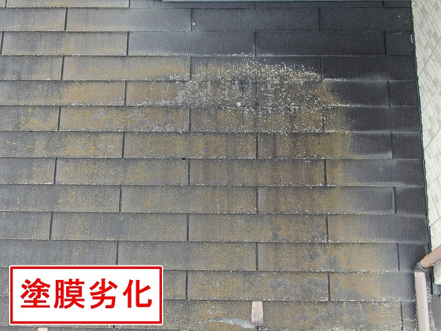 西八代郡市川三郷町でコロニアル屋根（スレート屋根）の塗膜が劣化している様子