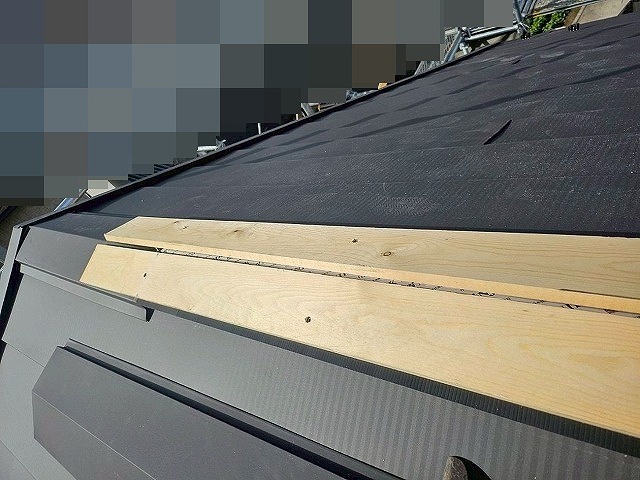 西八代郡市川三郷町でスレート屋根からSGL鋼板（ニクスカラープロ）に葺き替え工事を行う様子