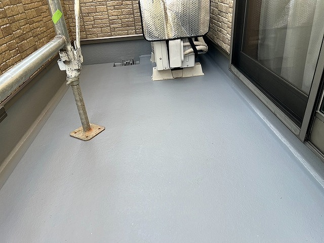 西八代郡市川三郷町でベランダ防水（バルコニー防水）にトップコートを塗布する様子