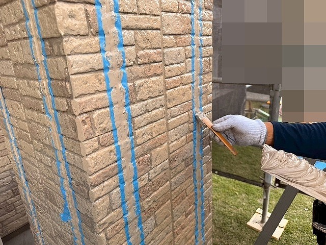 西八代郡市川三郷町でサイディングボード（外壁）の継ぎ目にコーキング打ち替え工事をする様子