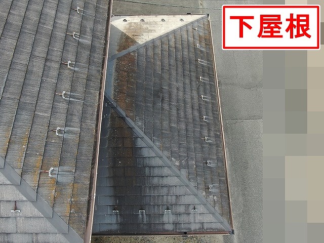 中巨摩郡昭和町で色あせ・苔や藻の繁殖したコロニアル屋根（スレート屋根）の下屋根